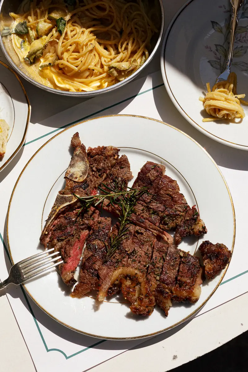 Bistecca alla Fiorentina a la parrilla con hueso