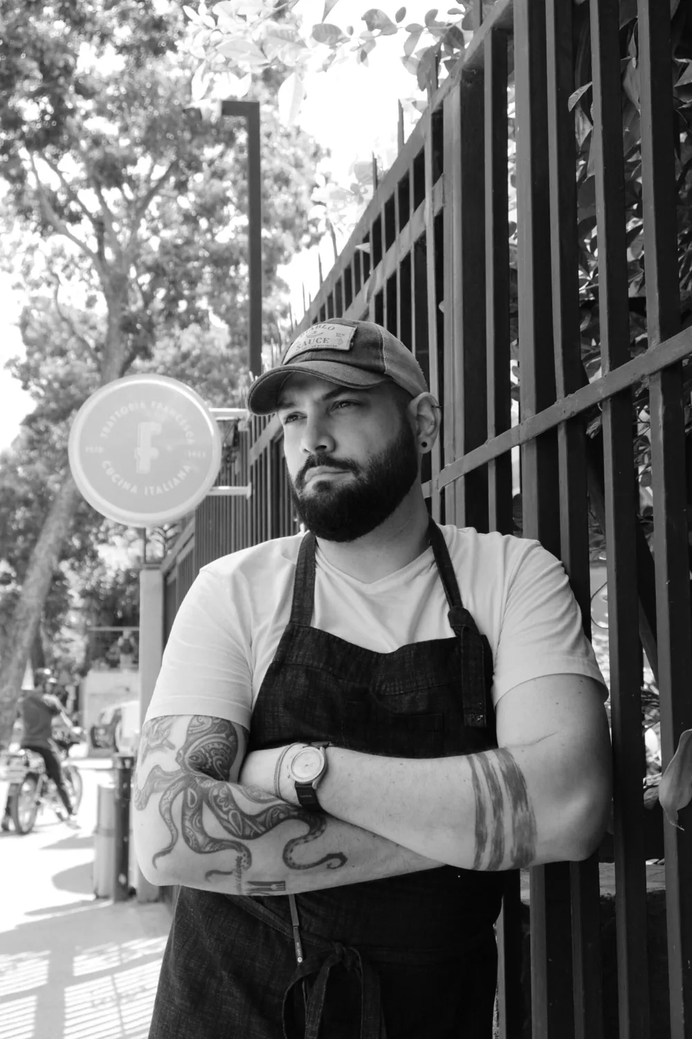 Retrato del chef en la cocina del restaurante