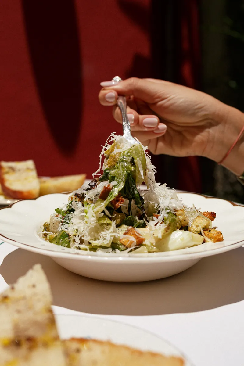 Lechuga romana al grill con aderezo clásico Cesare
