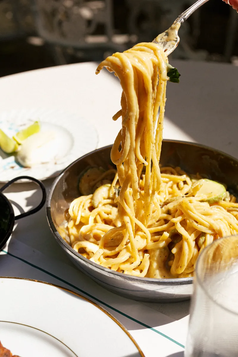 Linguini alla Nerano con calabacines bebés rostizados en oliva y parmesano