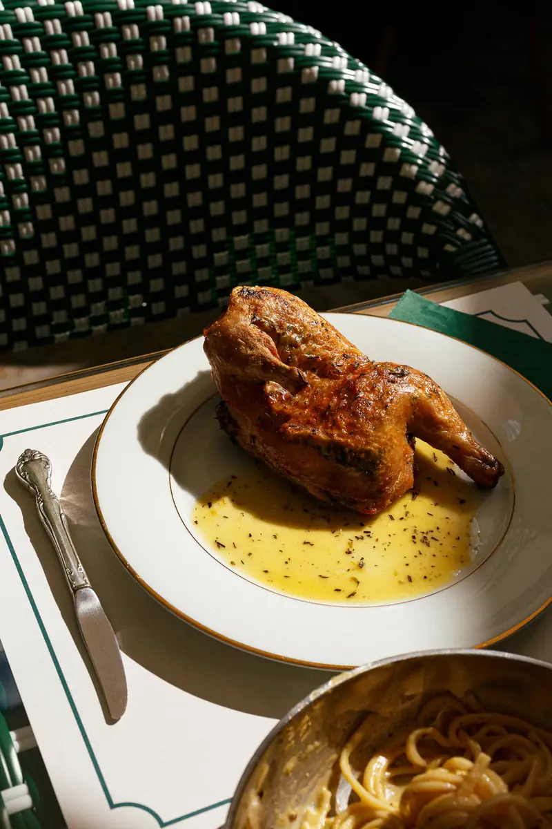 Medio pollo al horno con limón y romero