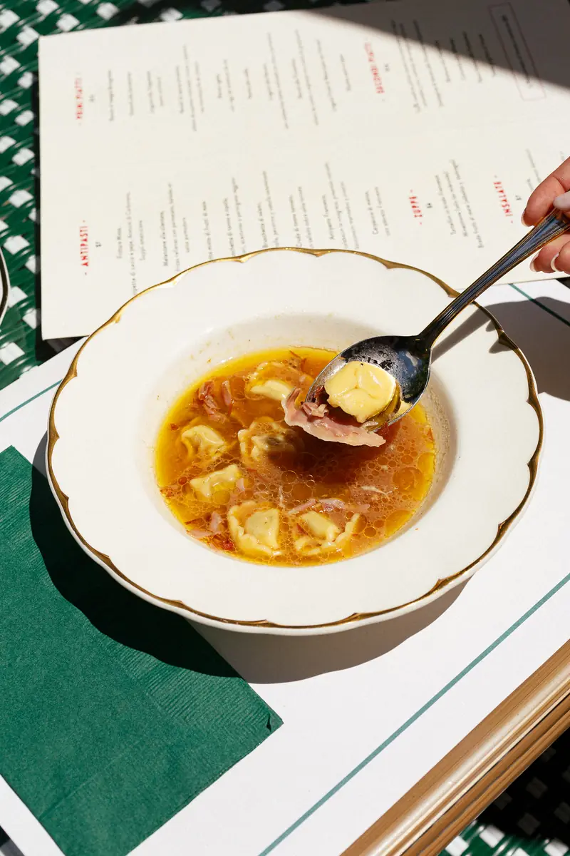 Tortellini servidos en brodo Francesca